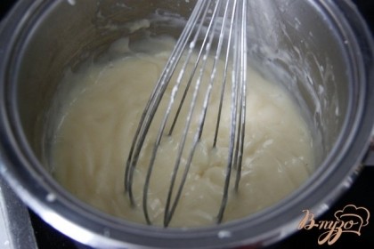 Получившуюся массу влить в кипящее молоко, постоянно мешая и варить крем до загустения (пару минут).