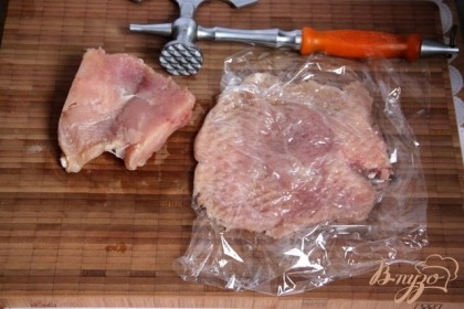 Куриные грудки разрезать, отбить между пищевой пленкой.