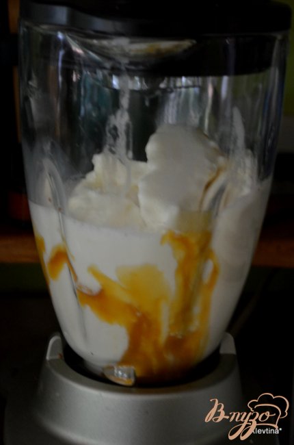 Сливочное мороженое с охлажденным молоком и карамельным сиропом взбить в блендаре. В бокал с коктейлем сверху положить взбитые сливки.