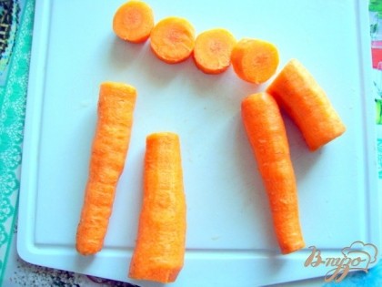 Отварную морковь нарезать кружочками толщиной до двух сантиметров.