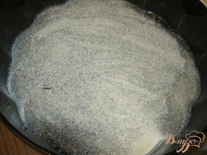 Дно формы для запекания смазать растительным маслом и посыпать манкой, чтобы запеканка не пригорела и легко вынималась.