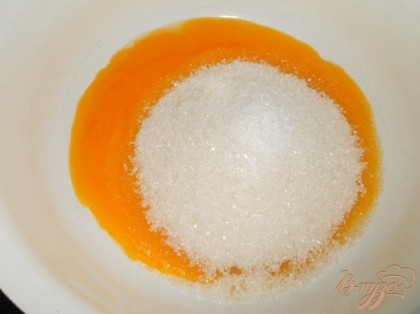 В небольшой кастрюле смешать сахар, желтки и ванилин.