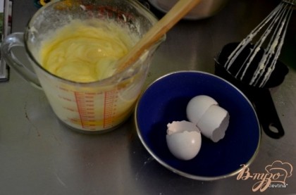 Взбить сахар с маслом до кремового состояния. Добавить яйца и ванилин. Затем молоко и яблочный соус-пюре.