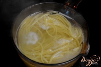 Приготовим спагетти как сказано на упаковке. За 5 мин.готовности выложим горошек с морковкой. Дадим вместе провариться 5 мин. Слить воду.