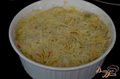 В большом жаропрочном блюде перемешать спагетти с овощами, индюшатину, суп с молоком и сыром. Сверху выложить сыр Пармезан и хлебную крошку. Поставить в духовку на 30 мин.