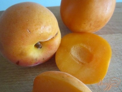 Из абрикос вынуть косточки и нарезать на дольки.