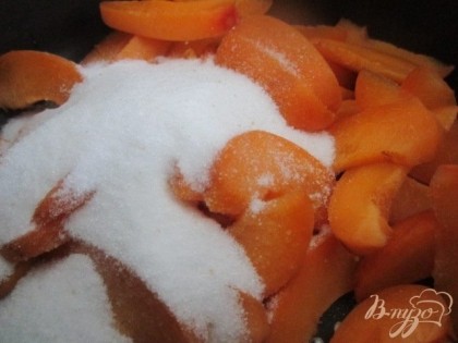 Сложить дольки абрикоса в небольшую кастрюльку, засыпать сахар (по вкусу).Добавить 50 мл. воды и поставить на тихий огонь , дать сахару растаять.