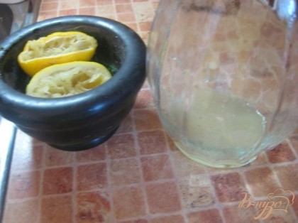 В емкость выдавите сок лимона, туда же положите остальные ингредиенты из ступки,  долейте половину холодной воды, перемешайте хорошо.