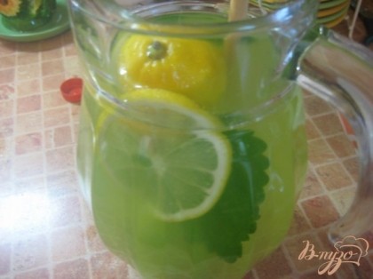 Готово! Добавьте в кувшин кружки лимона и листочки мяты. Процедите через сито жидкость, добавьте остальную часть воды, перемешайте и подавайте