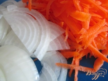 Морковь  натереть на терке и, луковицу нарезать тонко.