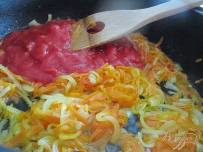 В глубокой сковороде на оливковом масле  обжарить в течении 5-7 мин. Затем выложить консервированные томаты.