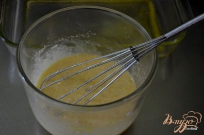Форму прямоугольную смазать маслом. Масло растопить и смешать с сахаром, взбить. Добавить яйца и ванильный экстракт и взбить до мягкого состояния.