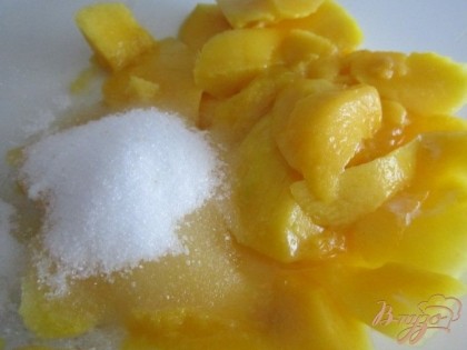 Мякоть половинки манго и сахар взбить ручным блендером до однородной массы.