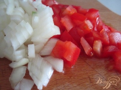 Для начинки нарезать половинку томата и луковицы.Обжарить на оливковом масле минут 5.Чуть посолить.