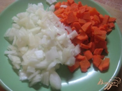 Лук и морковь очистить, нарезать небольшими кусочками.
