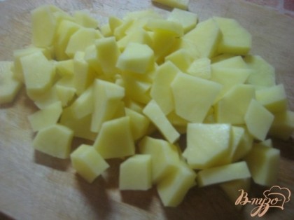 Картофель нарезать на небольшие кусочки.
