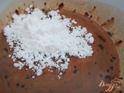 Для глазури кофе растворить в воде и добавлять постепенно сахарную пудру.