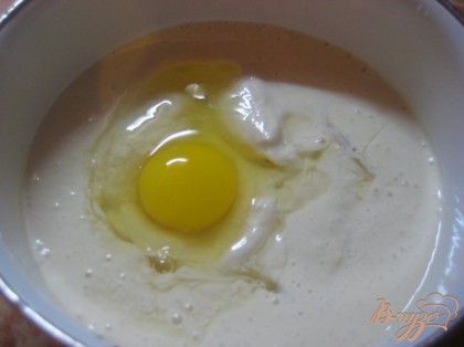 Затем переложите в миску, добавьте яйцо и ваниль. Хорошо перемешайте.