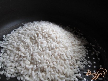 Рис высыпать в небольшую кастрюльку, залить водой 1:2 и поставить на тихий огонь до полного испарения воды.