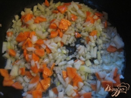 Лук и морковь очистить, нарезать небольшими кубиками. Положить в сковороду с разогретым маслом и готовить до золотистой корочки.