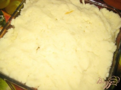 Накройте так же картофельным пюре и поставьте в духовку на 30 минут.
