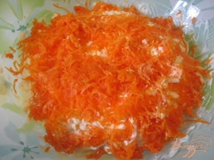 6-й слой - вареная морковь, тертая на мелкой терке.