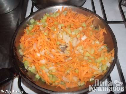 добавил в лук морковку с сельдереем и ещё обжарил минут 8-10 в конце добавил чеснок