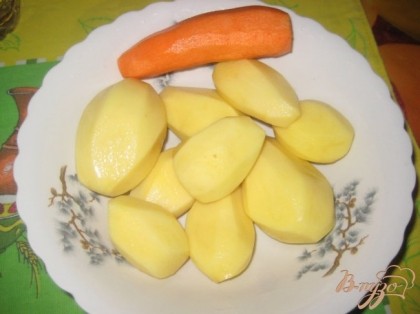 Картофель очистить, нарезать на четвертинки, у перца удалить сердцевину и нарезать полосками.