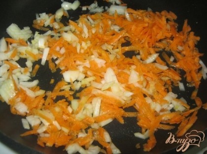 За 10-15 мин до окончания варки добавить обжаренные морковь и лук. Посолить по вкусу.