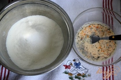 Просеять в миску муку, добавить соль. В другой миске смешать яйцо, молоко, зелень по вкусу.