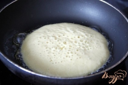 Нагреть хорошо сковороду, смазать слегка маслом. Налить в центр тесто, чтобы получился блинчик 6-7 см в диаметре. Когда на тесте появляются пузырьки, перевернуть блинчик и выпекать с другой стороны.