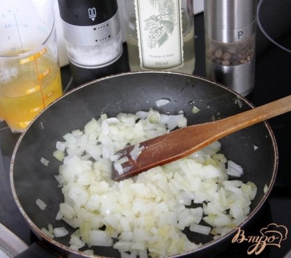 Маринад для картофеля: нарезать мелкими кубиками лук и обжарить на раст.масле до прозрачности.