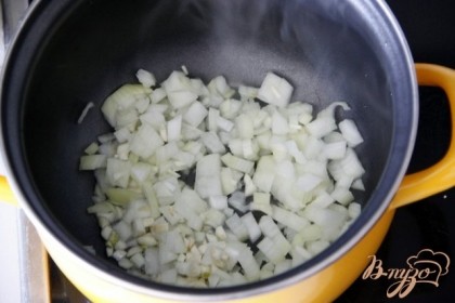 Очистить и мелко нарезать лук и чеснок. Разогреть в сотейнике масло и обжарить лук с чесноком до прозрачности.