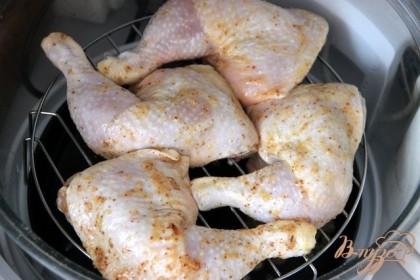 Разогреть гриль или духовку. Кусочки курицы посолить, поперчить, окунуть в глазурь. Выложить на решётку