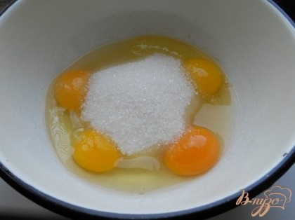 В глубокую миску разбить 2 яйца, добавить желтки и сахар.