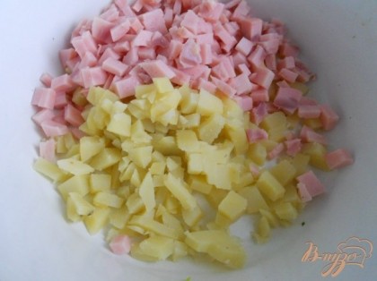 Картофель и ветчину нарезать небольшими кубиками.