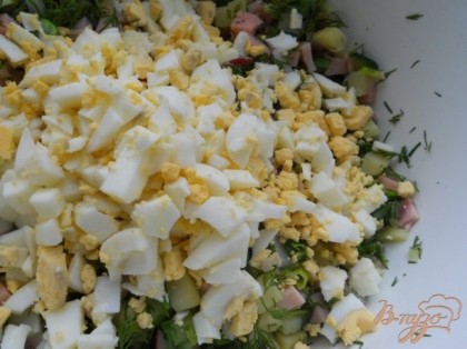 Добавить порезанные яйца, редис измельченную зелень и горошек.
