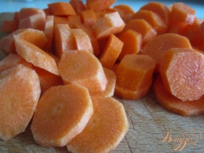 Морковь почистить и нарезать на кружочки.