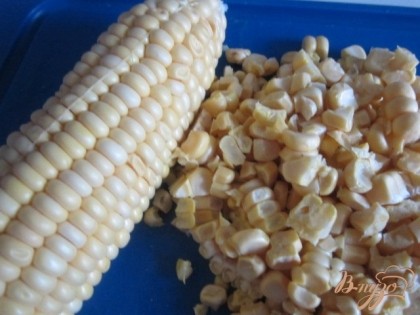 С початков кукурузы ножом срезать зерна.