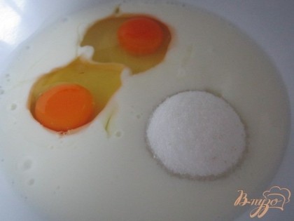 Кефир, яйца и сахар взбить миксером .