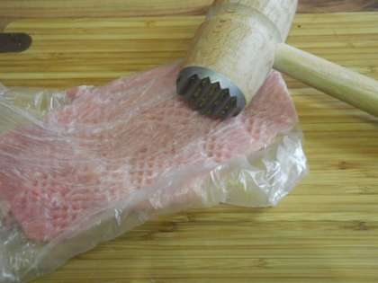 Свинину промыть и нарезать кусками толщиной 1 см.Каждый кусок свинины отбить с двух сторон как можно тоньше