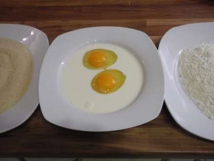 В 1 тарелку насыпать муку, в другую тарелку- панировочные сухари. Еще в 1 тарелку налить сливки и разбить яйца, тщательно перемешать вилкой