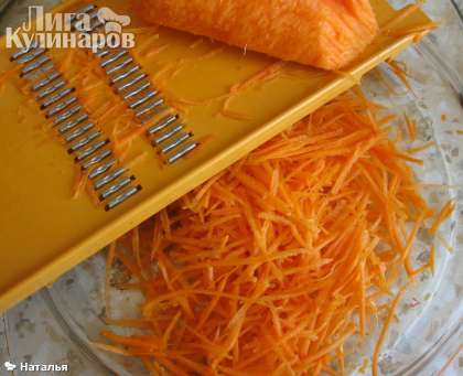 Затем  на терке шинкуем  морковь.