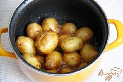 Готовность картофеля определяется по звуку. Когда при перемешивании картофелины перестанут характерно стучать об стенки - еще минут 5 и готово.