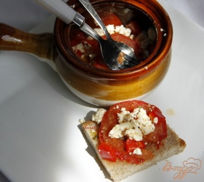 ...выложить кружочки помидоров на хлеб и дать соусу из масла, сока томатов и специй немного впитаться