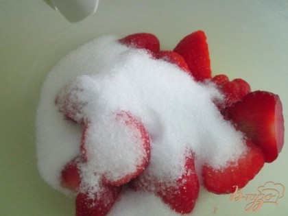 6-8 шт. ягод помыть, просушить и взбить с сахаром .