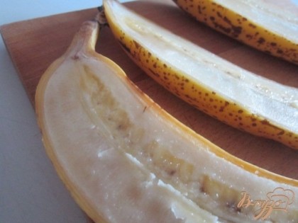 Бананы разрезать вдоль, оставив кожуру.Полить лимонным соком.