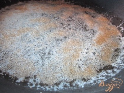 На сковороде растопить сливочное масло и присыпать коричневым сахаром.