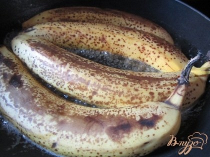 Выложить половинки банан, дать зажариться минут 5-7 на тихом огне и только с одной стороны, внутренней.