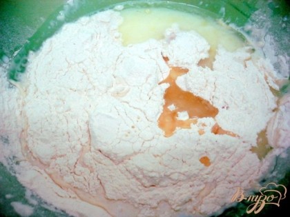 Муку. Если блины будут со сладкой начинкой,тогда в тесто можно добавить ванилин и цедру. Если начинка не сладкая, в тесто можно добавить паприку.